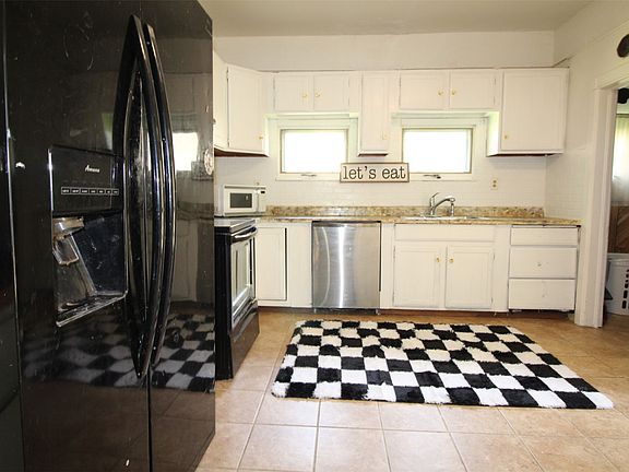 4th image of 222 W 5th St