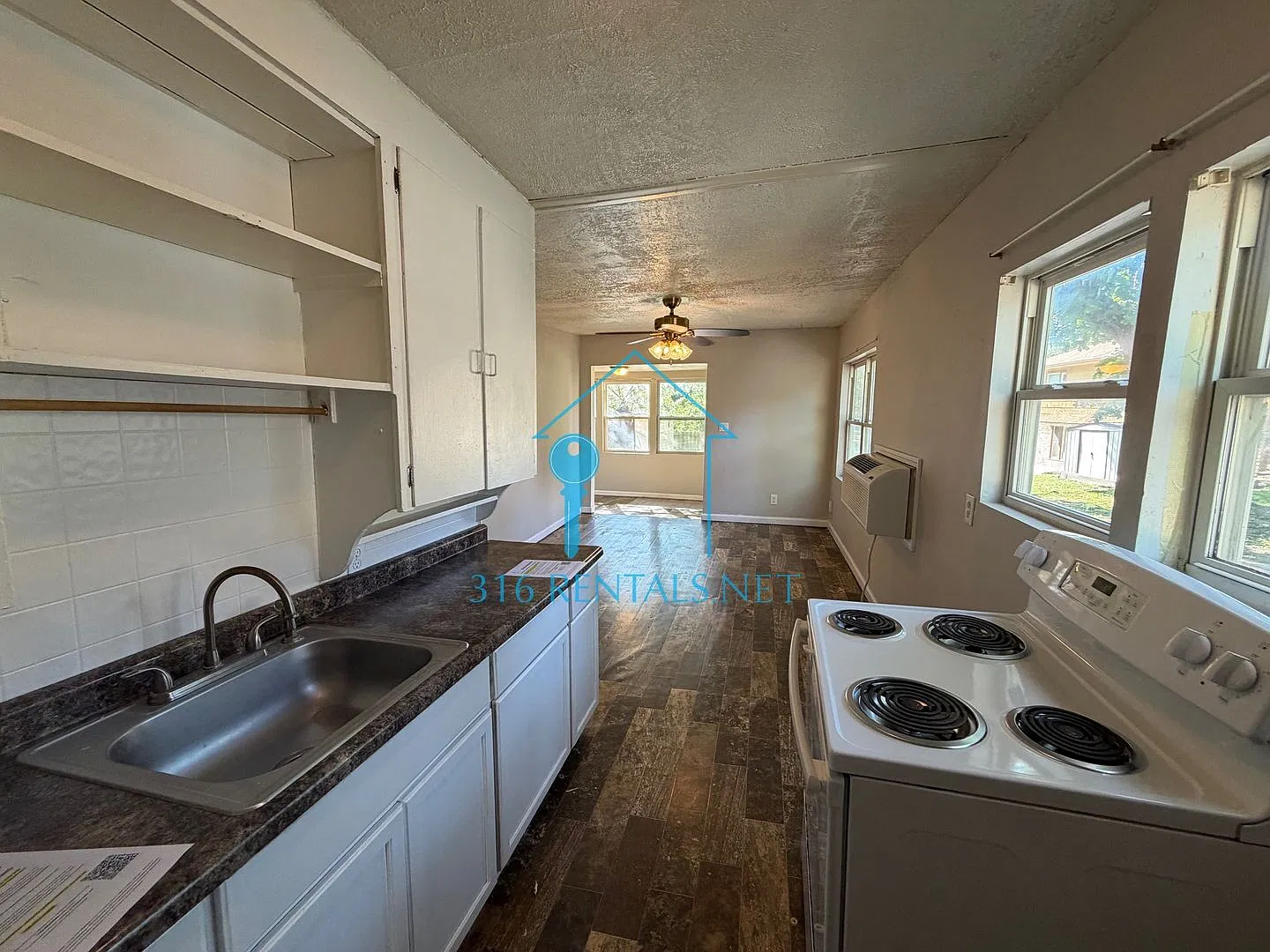 **Move In Special | 2 Bed 1 Bath House With Yard | Newton | Pets Ok — Photo 4