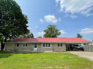 505 4th St, Crossville, IL 62827