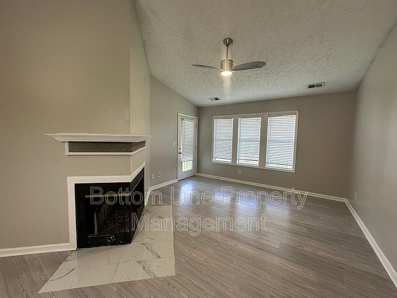 1st image of 942 Stewarts Creek Dr APT 8