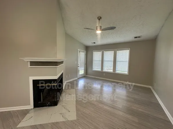 942 Stewarts Creek Dr APT 8, Fayetteville, NC 28314