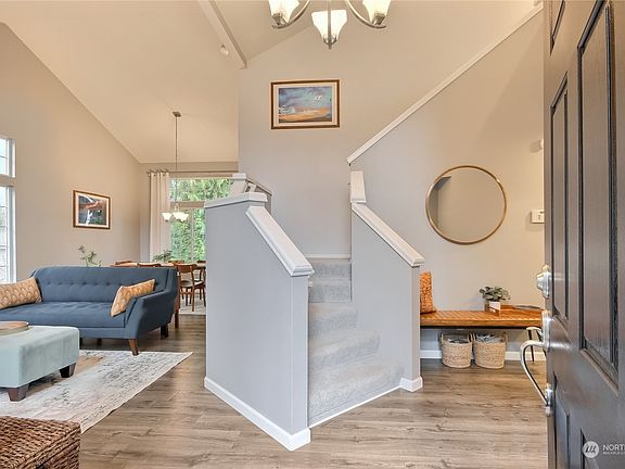 Welcome home! Vaulted ceilings wlecome you along with lots of natural light.>