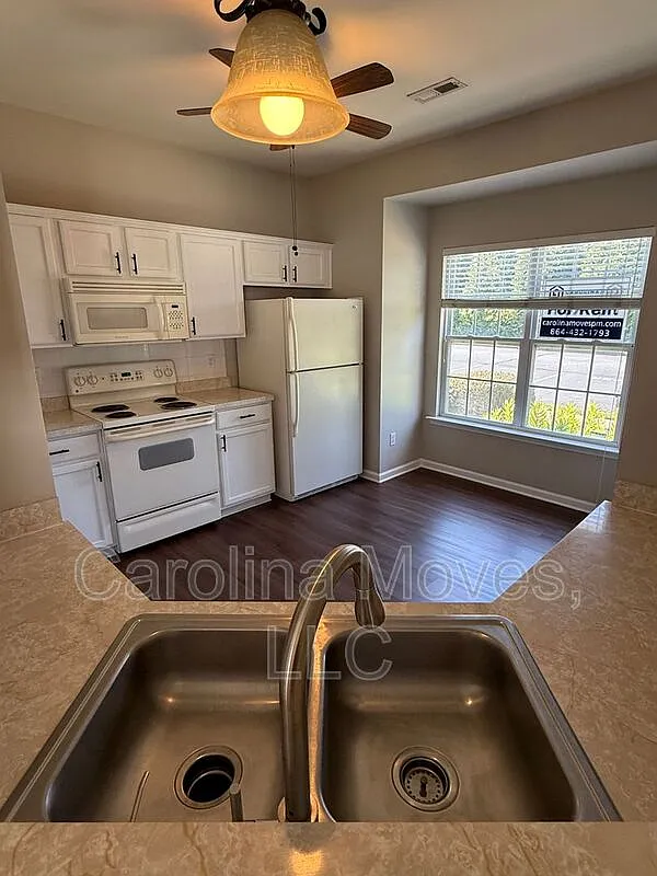 3 bed, 2.5 bath, 1455 sqft, $1,695 — Photo 4