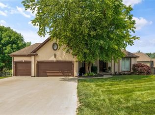 10013 NW Crooked Rd, Parkville, MO 64152