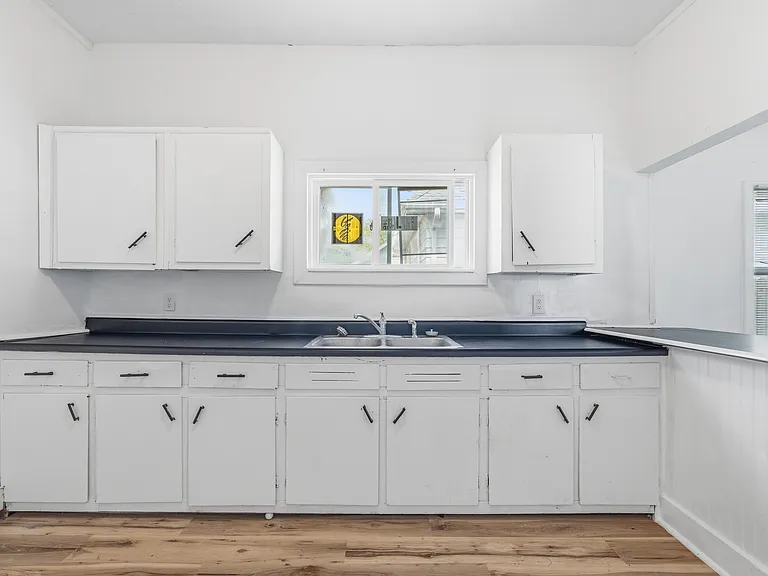 1010 W 2nd St #2 — Photo 5
