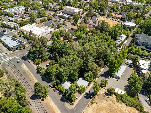 2nd image of 16 Van Ness Ave