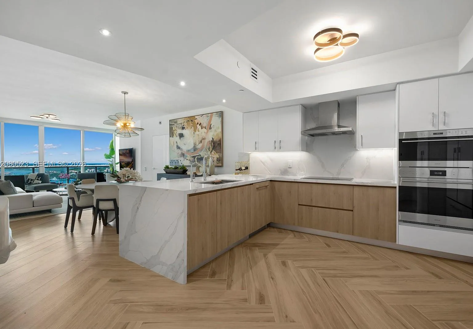 Icon Condo — Photo 2