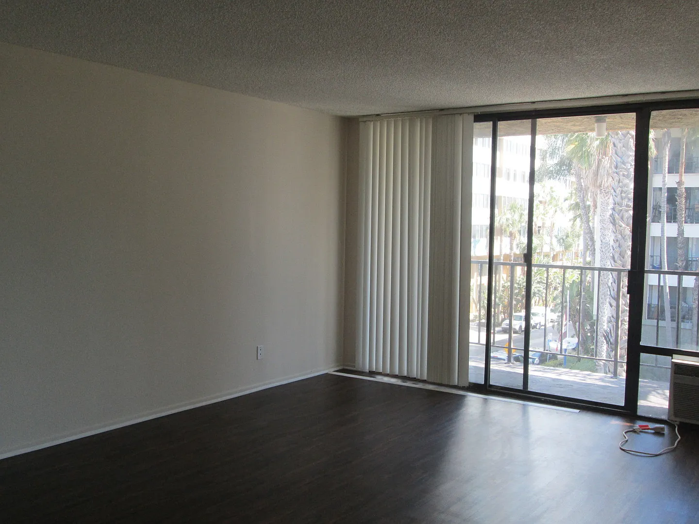 Top floor 2 bedroom 2 bath condo for rent on Ocean Blvd! — Photo 2
