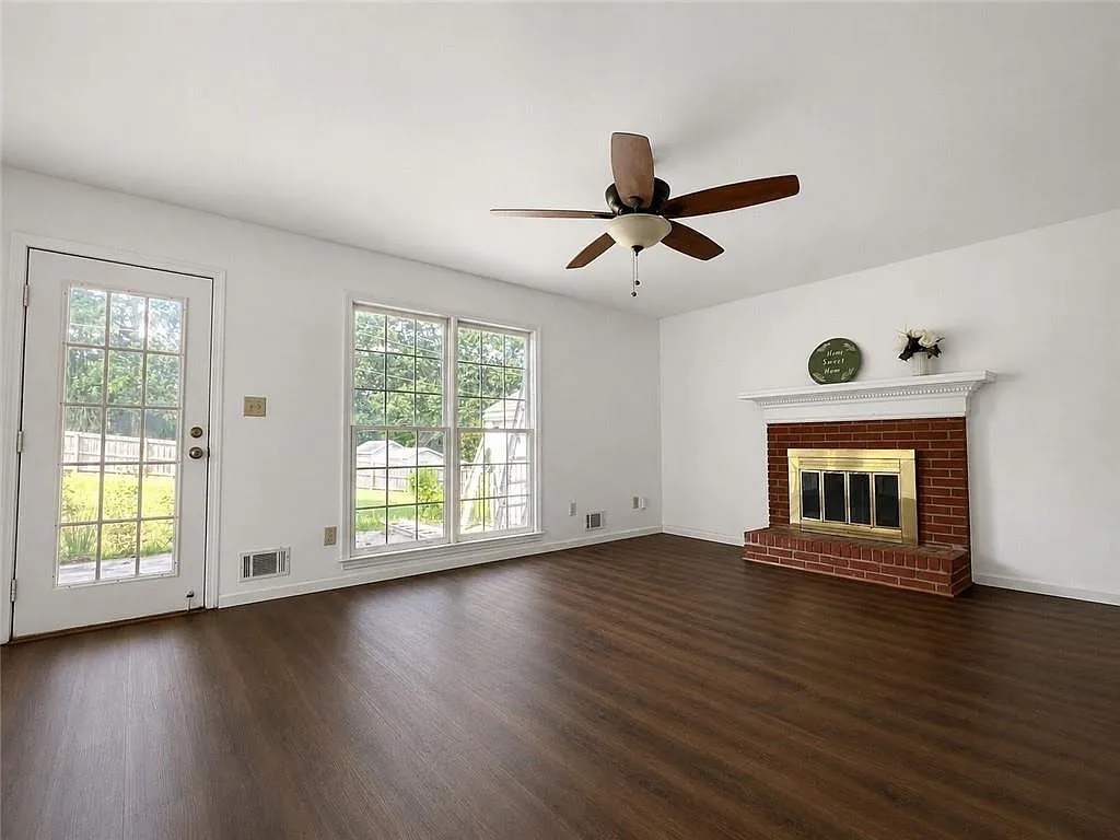 3 bed, 2.5 bath, 2000 sqft, $1,950 — Photo 4