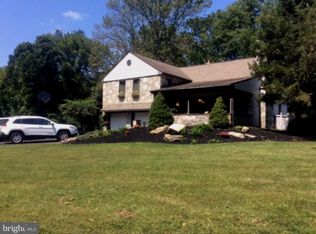 325 Holly Dr, Southampton, PA