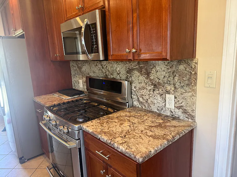 16823 Magnolia Blvd — Photo 15