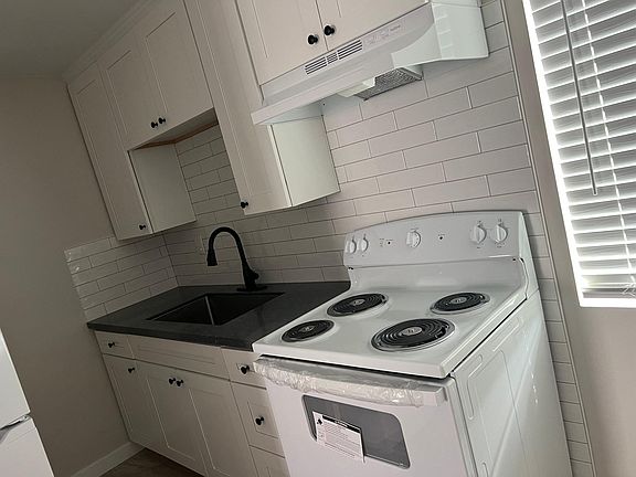 2nd image of 1135 Hollister St #7