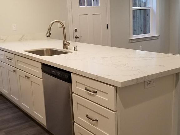 Stylish and modern countertops with tons of space for cookin