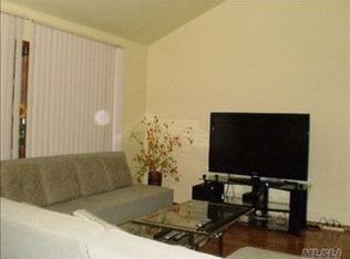 2 Forest Dr, Plainview, NY 11803