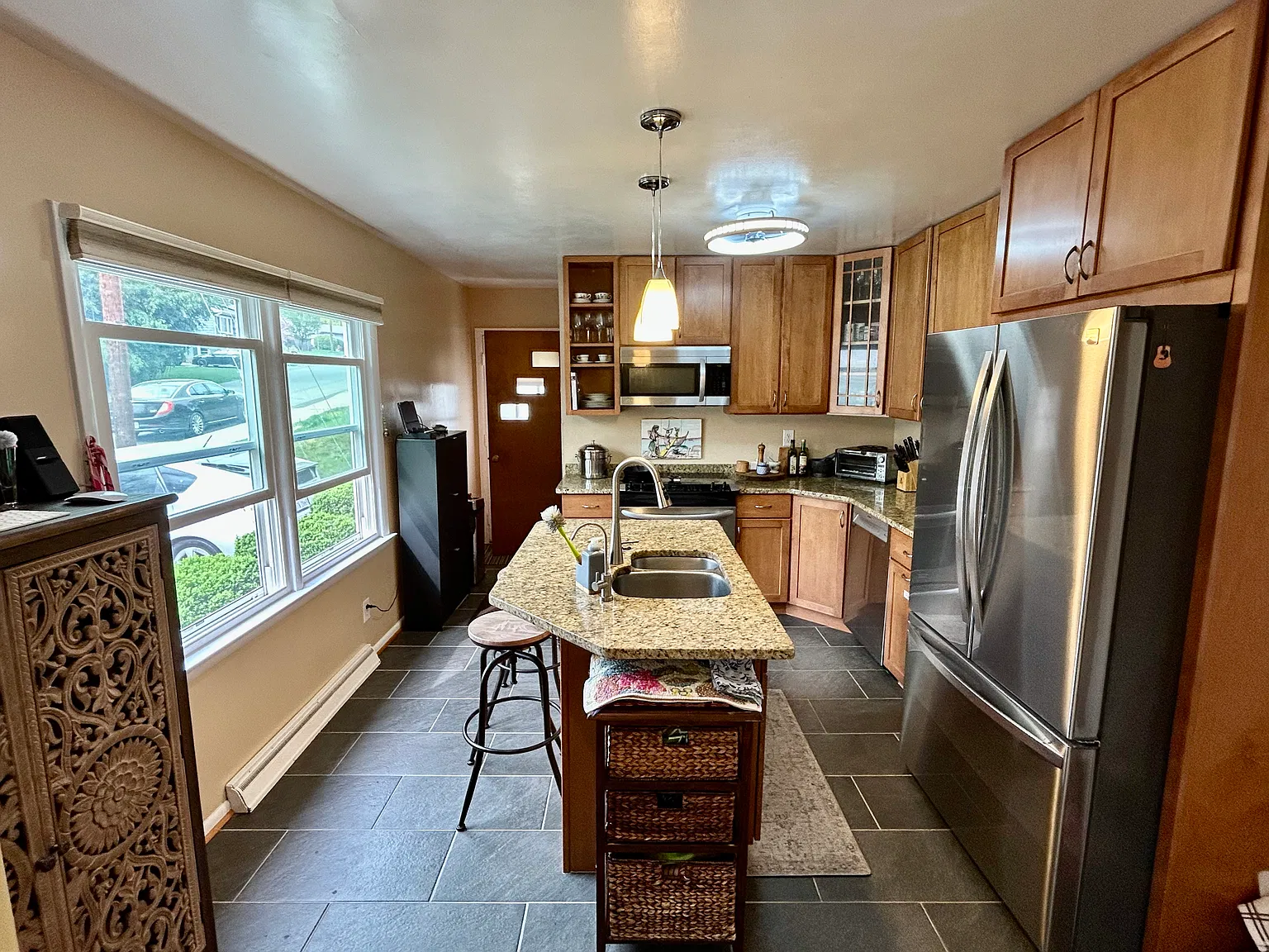 3 bed, 1800 sqft, $2,400 — Photo 2