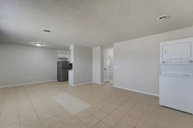 2 bed, 1.0 bath, 900 sqft, $995 — Photo 3
