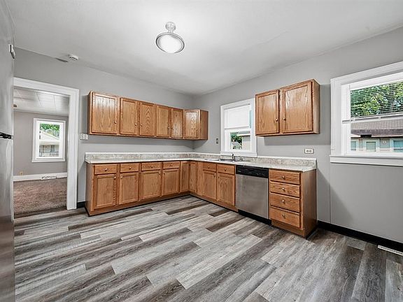 2nd image of 639 Niagara St #1-2