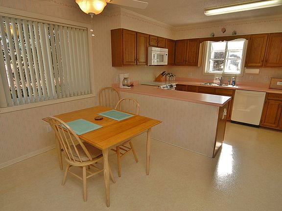 4th image of 3977 Carriage House Cir
