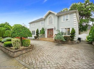 10 Koch Blvd, Staten Island, NY 10312