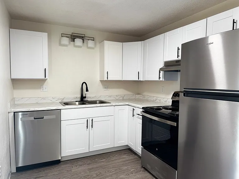 Gateway Village Apartments — Photo 17