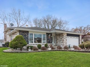 805 Chestnut Ln, Darien, IL 60561