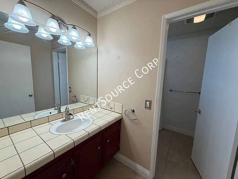 2522 Marcella St — Photo 13