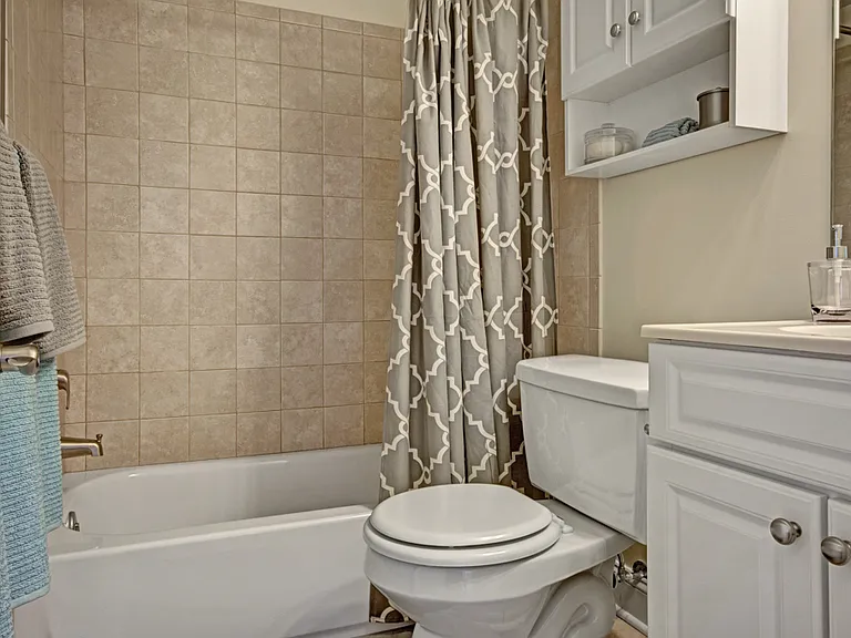 Golf Club Apartments — Photo 27