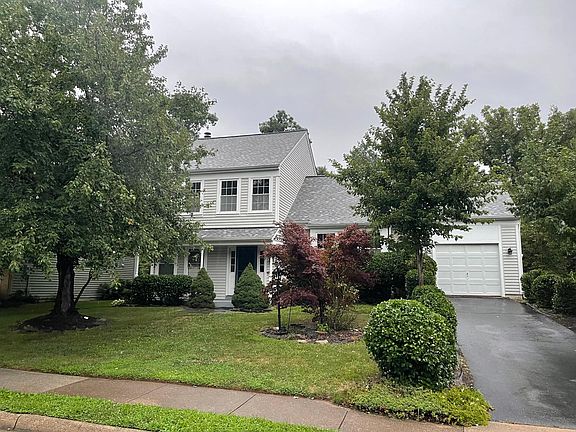 Entrance with drive way to garage