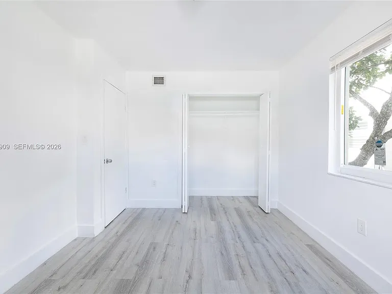 1091 SW 4th St #1 — Photo 11