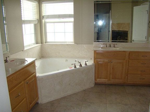 5th image of 122 Beau Place Blvd