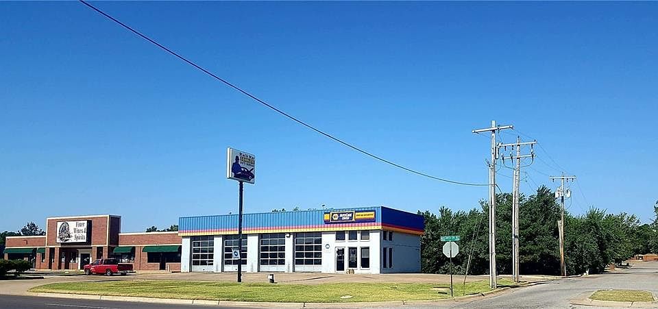 2nd image of 12029 N Macarthur Blvd