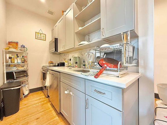 5th image of 921 Gates Ave APT 3R