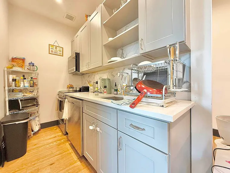 921 Gates Ave #3R — Photo 5