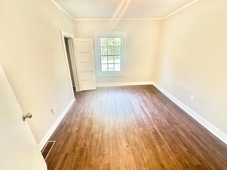690 Robertson Rd E — Photo 11