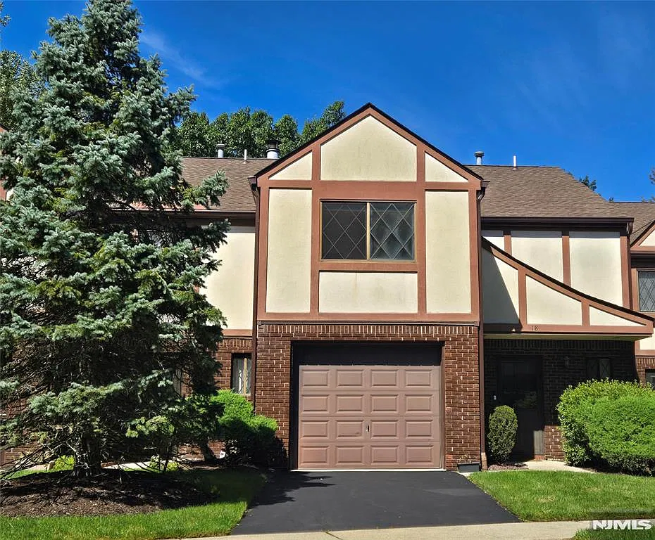 3 bed, 2.5 bath, 1824 sqft, $4,800 — Photo 1