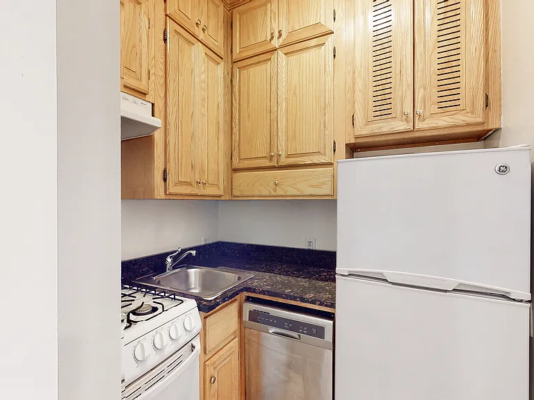 312 W 48th St #17 — Photo 8