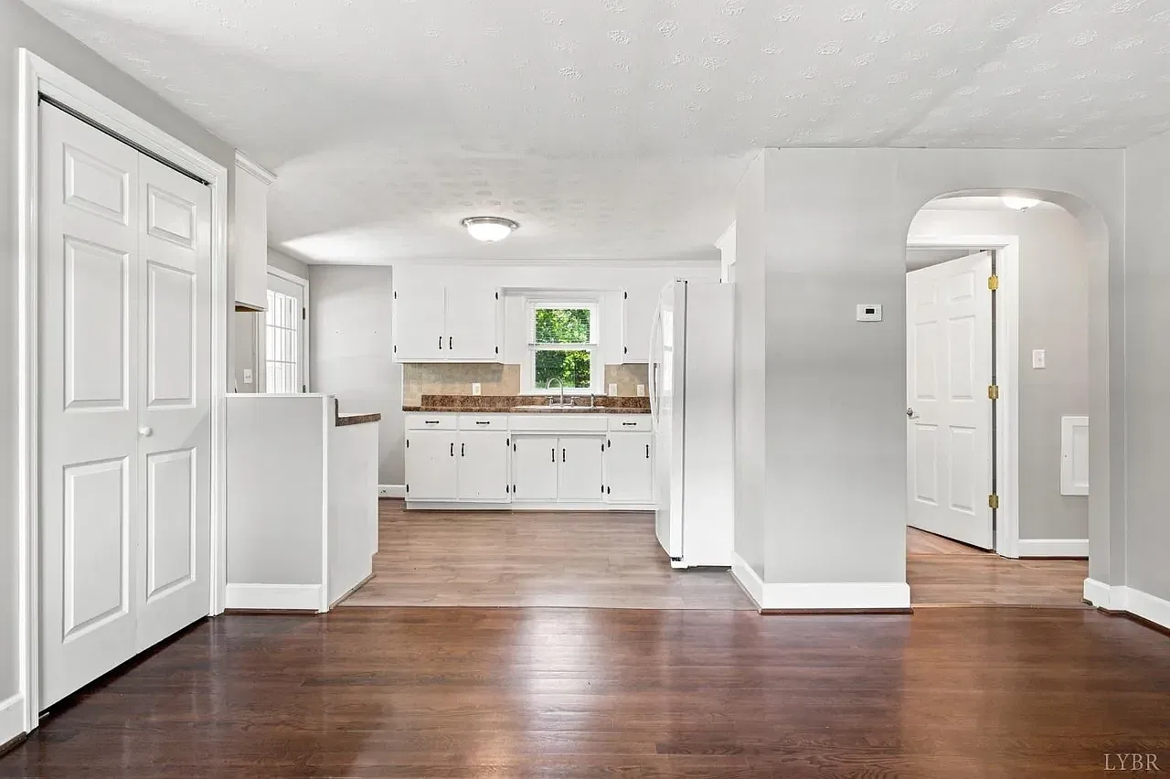 2 bed, 704 sqft, $1,200 — Photo 2