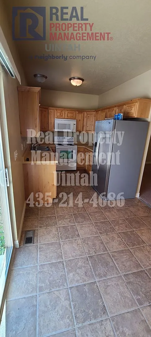 3 Bedroom 2.5 Bathrooms Town Home — Photo 3