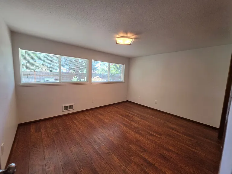 Spacious 2 Bedroom in Idyllic Location — Photo 7