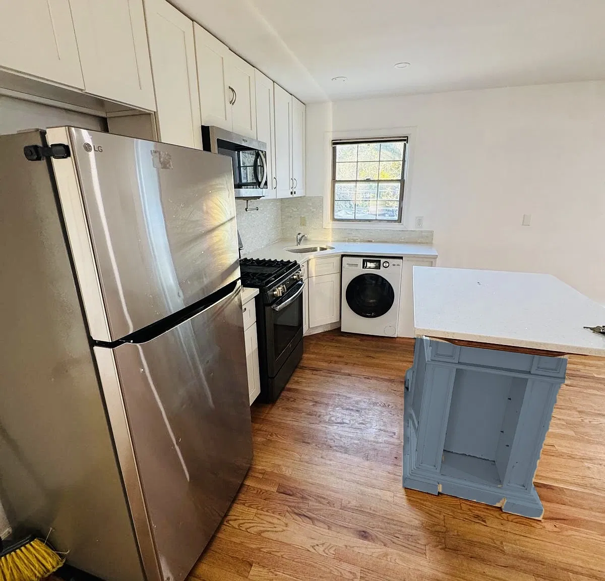 2 bed, 1.5 bath, 1100 sqft, $3,265 — Photo 3