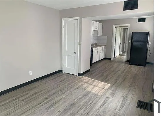 1052 Loretta Ave — Photo 2