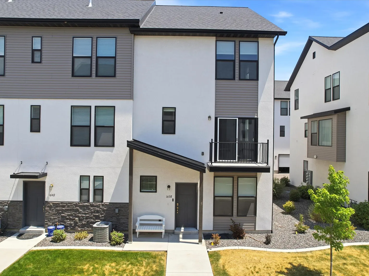 5 bed, 2090 sqft, $2,400 — Photo 2