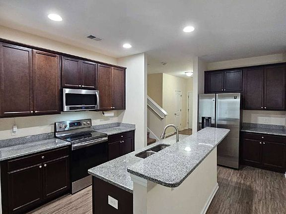 3rd image of 390 Cantle Dr