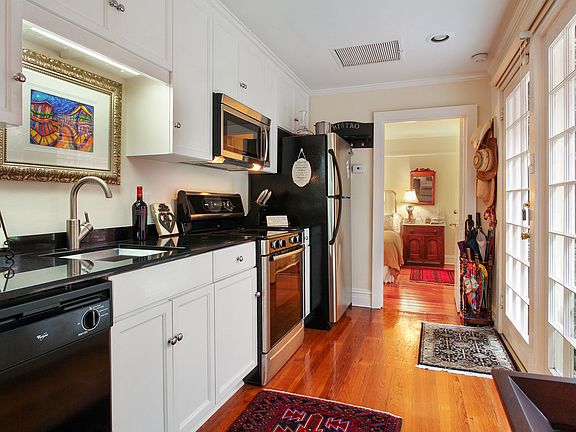 4th image of 616 Burgundy St