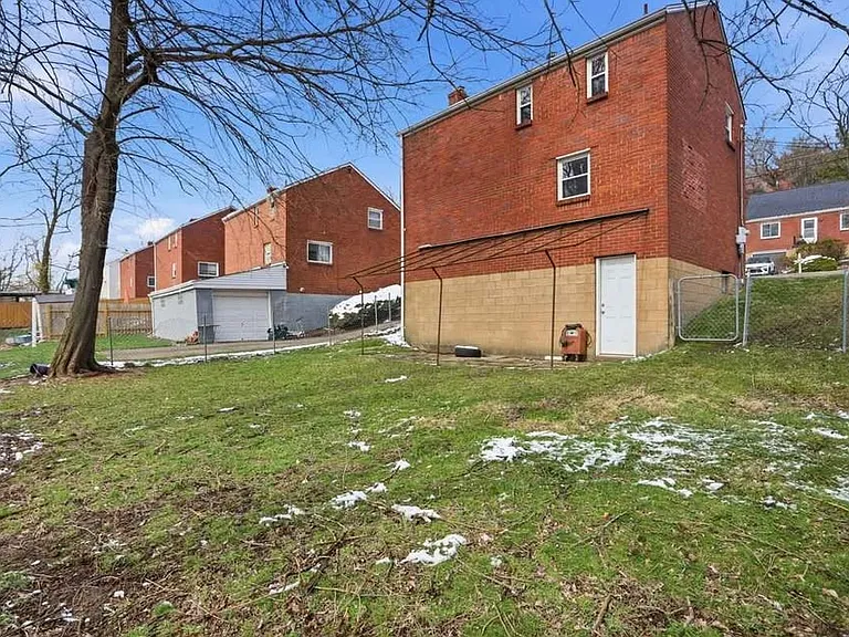 1219 Circle Dr — Photo 3