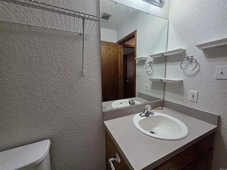 411 W 7th St #3 — Photo 16
