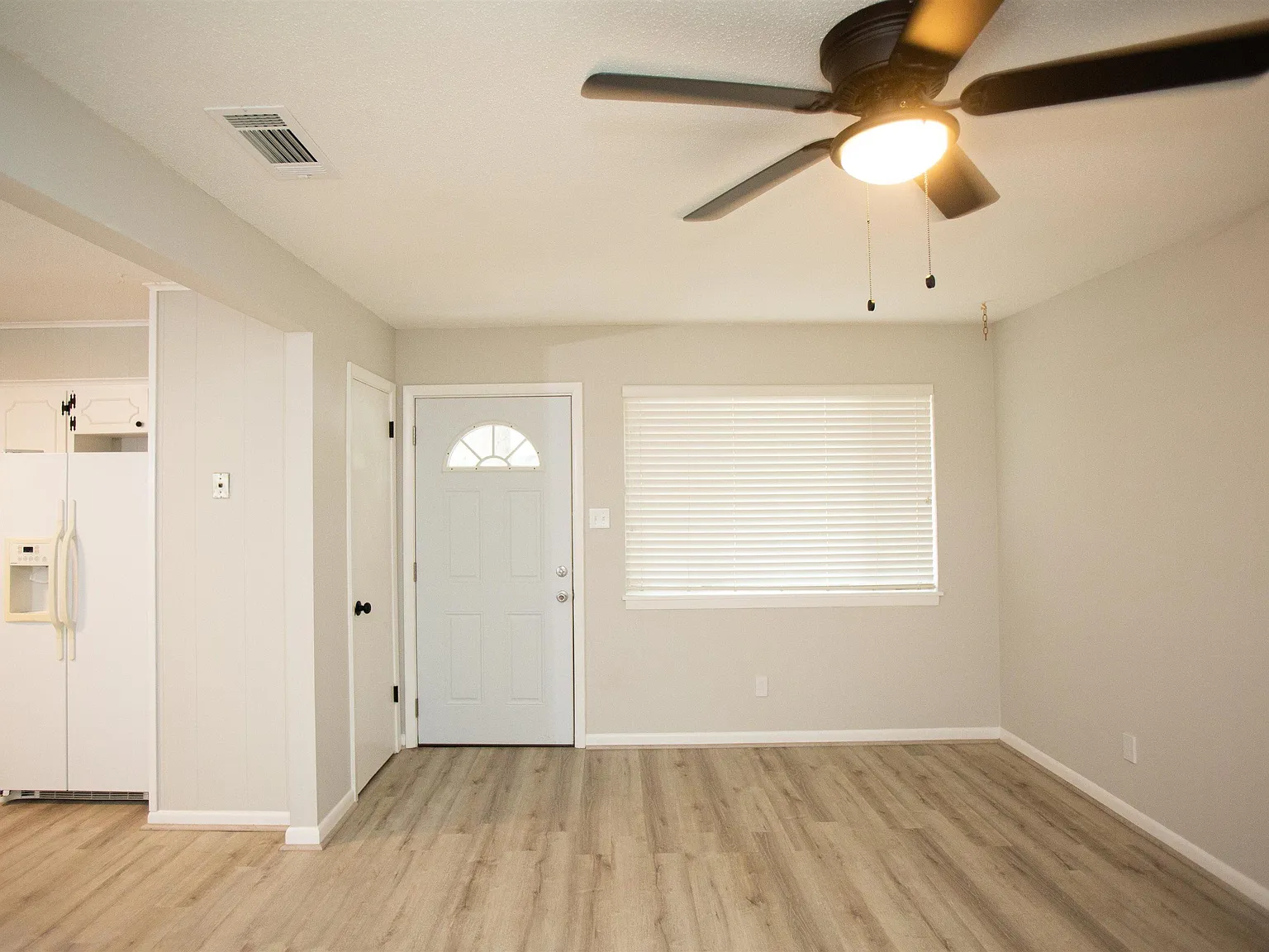 3 bed, 2.0 bath, 1189 sqft, $1,350 — Photo 3