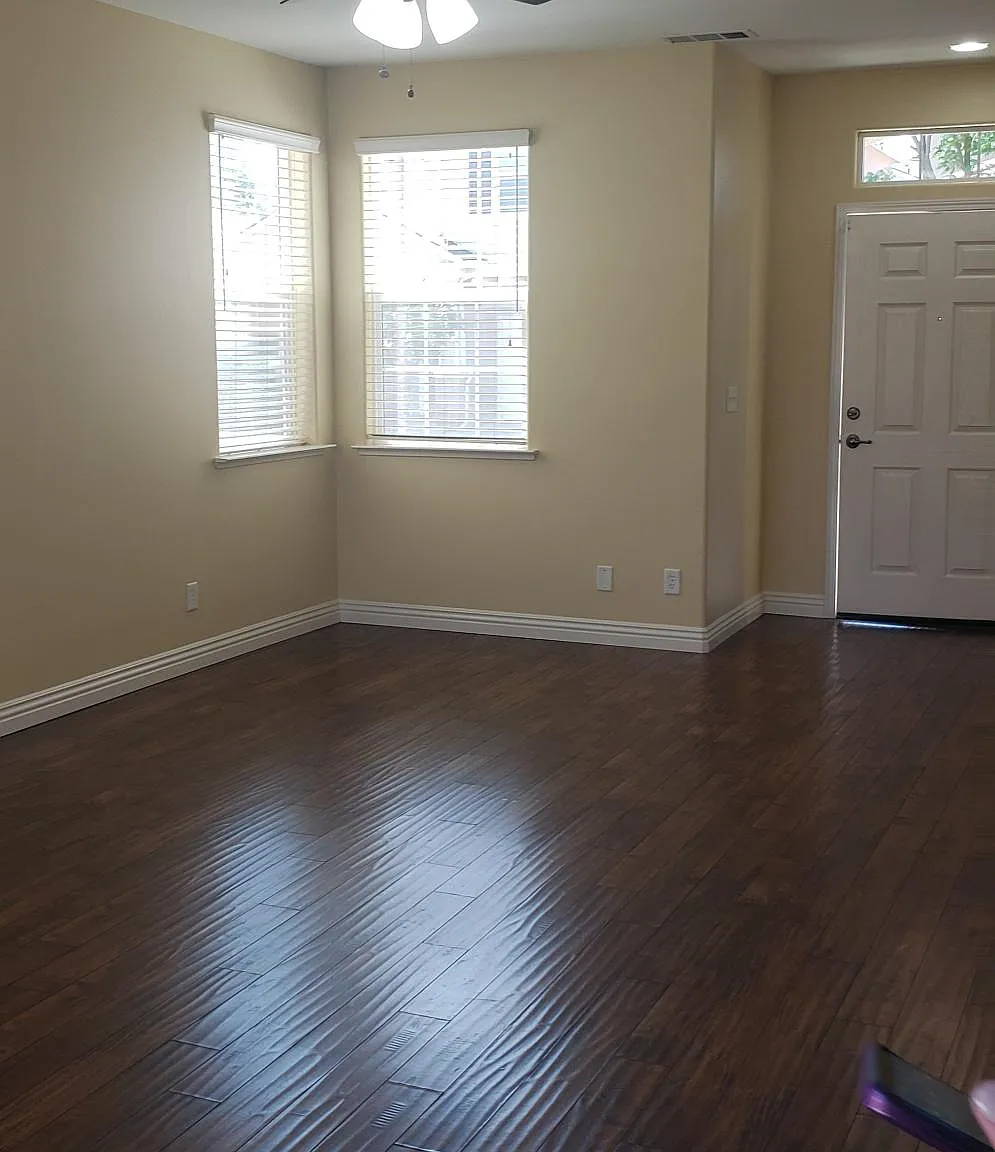 3 bed, 2.5 bath, 1979 sqft, $2,400 — Photo 3
