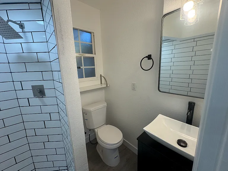 2231 N Palm Canyon Dr #5 — Photo 2