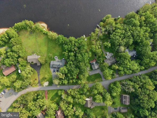 39 Stillwater Dr, Pocono Summit, PA 18346
